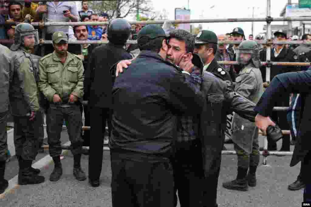 A member of the security forces thanks the victim&#39;s father, Abdolghani Hosseinzadeh, for the family&#39;s decision to forgive the killer.