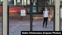 România a înregistrat aproape 180.000 de cazuri de Covid în ultima săptămână, dar autoritățile nu iau în calcul închiderea școlilor.