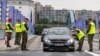 Польскія памежнікі правяраюць аўтамабілі на польска-нямецкай мяжы ў Слубіцах, на захадзе Польшчы, недалёка ад нямецкага Франкфурту-на-Одэры, 7 ліпеня 2025 году