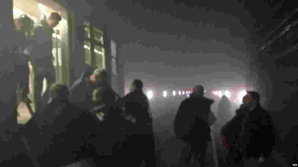 Жүргүнчүлөр Брюсселдин борборундагы Малбек метро станциясындагы жардыруудан соң Арт-Луа менен Малбэк станцияларынан сыртка чыгып жатышат.&nbsp;