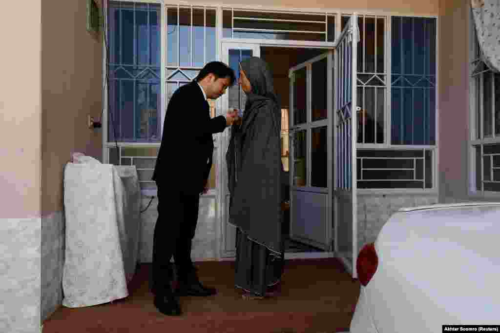 ساحل له کوره تر وتو مخکې د خپلې مور لاسونه کښلوي. دغه ۳۰ کلن وايي، که څه هم امنیتي پوستې د دوی د ژغورنط لپاره جوړې دي خو له دې سره دوی له نورو ټولنو خپلځان پرې احساسوي.&nbsp;&nbsp;