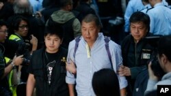 Proprietarul și managerul unei mari publicații de opoziție din Hong Kong, Jimmy Lai, a fost reținut în 2021. De atunci, China a restrâns mult libertățile de care se bucurau cetățenii fostei regiuni britanice. Acum, puterea financiară a Hong-Kong-ului e sub semnul întrebării.