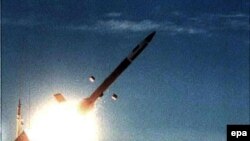 U.S. -- A missile test at White Sands Missile Range in New Mexico, 05Feb2000