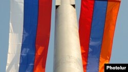 Государственные флаги РФ и Армении