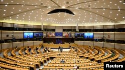 В ухваленій доповіді євродепутати наполягають, що у випадку, якщо Туреччина не змінить поточну негативну тенденцію, Єврокомісія має рекомендувати офіційно припинити переговори з Анкарою про вступ до ЄС