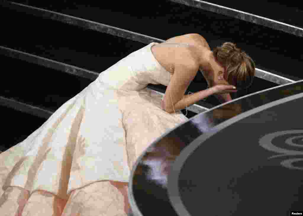 Glumica Jennifer Lawrence spotakla se na sceni, Hollywood, 24. februar 2013. Foto: REUTERS / Mario Anzuoni 