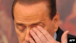 Italiýanyň premýer-ministri Silwio Berluskoni Rimdäki metbugat konferensiýasynda, 9-njy fewral, 2011-nji ýyl.