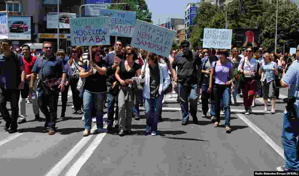 Protestni marš novinara zbog gašenja medija, otpuštanja novinara i korupcije, Skopje, 04.07.2011. Foto: RSE