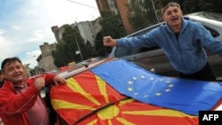 Građani sa zastavama Makedonije i EU ispred zgrade Vlade u Skoplju na dan kada je Evropska komisija dala jednu od niza preporuk za pregovore sa Makedonijom, 2009.