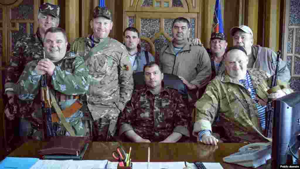 Валерій Болотов, посередині (1970&ndash;2017) Народився в Росії, служив у радянській армії. Працював шахтарем на Луганщині. У квітні 2014 року став ватажком угруповання &laquo;ЛНР&raquo;, та вже в серпні того ж року пішов у відставку нібито &laquo;через розбіжності з керівництвом&raquo;. У січні 2017 року Болотов помер у себе вдома в Москві після зустрічі з двома чоловіками за кавою. За словами його вдови, Болотову стало зле одразу після зустрічі, а за кілька годин до смерті він не раз повторив: &laquo;Навіщо я випив ту каву?&raquo;&nbsp; Чоловік праворуч від Болотова на фото &ndash; Геннадій Ципкалов, який помер за невідомих обставин незадовго до смерті Болотова