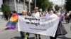 Sloganul Marșului Moldova Pride 2025, pe o pancartă ținută de participanții din fruntea coloanei, pe 15 iunie, în Chișinău
