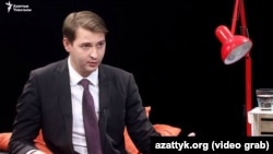 Артем Новиков "Азаттыктын" студиясында. Архивдик сүрөт.