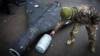 Украинский военный показывает термобарический заряд сбитого беспилотника Shahed, запущенного российской армией по цели в Украине
