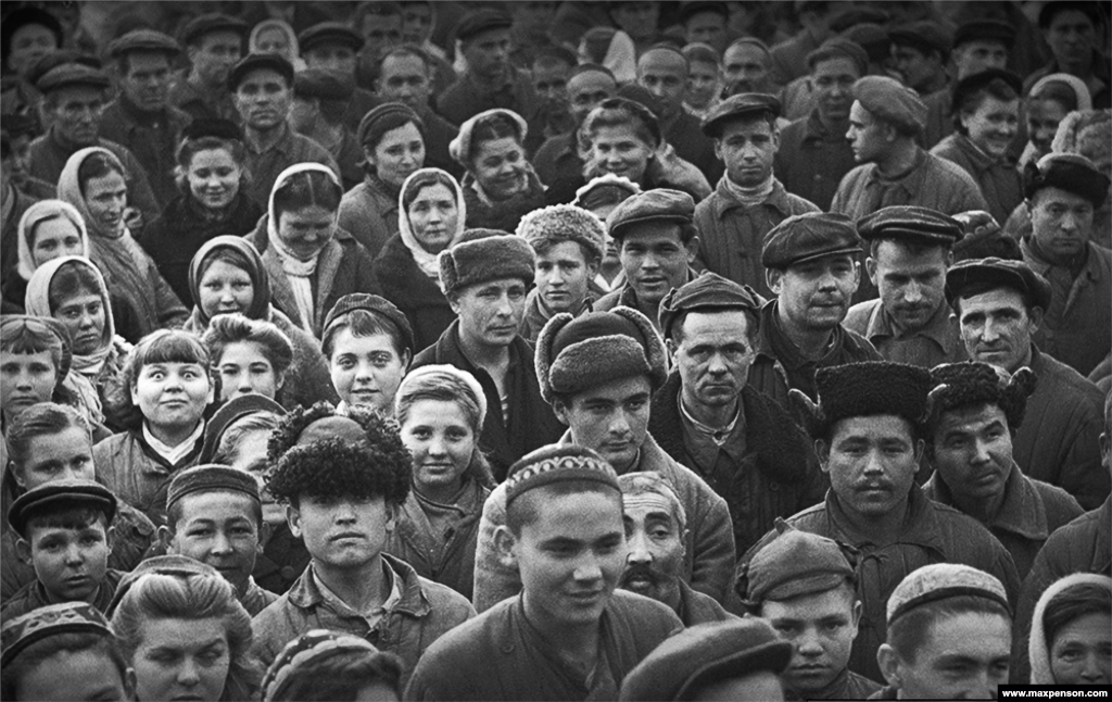 تجمع کارگران در بیرونِ یک کارخانهٔ نساجی در تاشکند، پایتخت ازبکستان.پنسون در حالی که محدود به ثبت آنچه بود که سانسور شوروی تأیید می‌کرد، توانست تحول روزمره زندگی در ازبکستان را که به عنوان «جراحی اجتماعی تندروانه» توصیف می‌شود و یک قرن پیش آغاز شد، مستند کند.