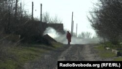 Гроші від угруповання бойовиків «ЛНР», гуманітарка «Червоного хреста», зруйновані будинки і весняні городи. Як живуть люди у Металісті 