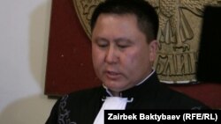 Курманкул Зулушев "Ата-Журттун" депутаттарын актаган.