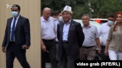 Аскар Акаев УКМКнын имаратынан чыккандан кийин. 2-август, 2021-жыл.