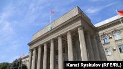 Министрлер кабинетинин төрагасы жана президент отурган имарат. 