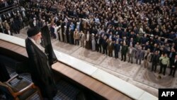 İranın ali dini lideri Əli Xamenei Tehranda keçirilən mərasimdə.