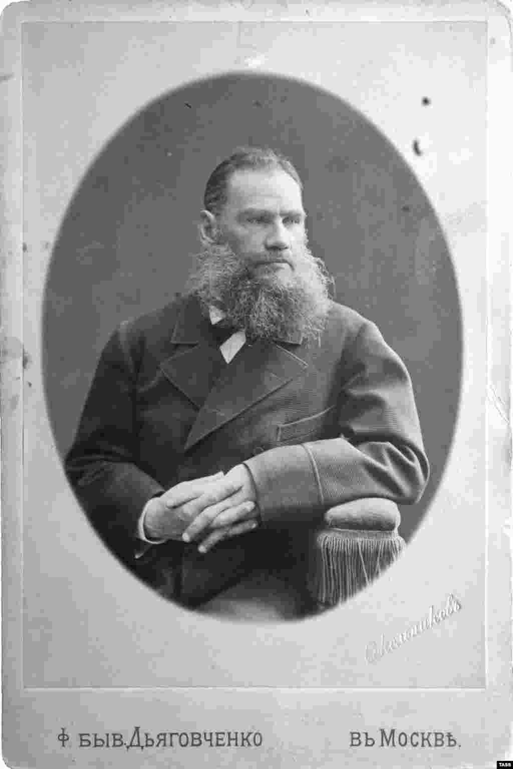 Portret već svetski poznatog Tolstoja tokom 1870-ih godina. 1878. godine Tolstoj je postao pobožni hrišćanin koji se usredsredio na biblijska učenja Isusa Hrista. Tolstoj je odbacio veći deo onoga što je diktirala Ruska pravoslavna crkva. Otprilike u isto vreme postao je i vegetarijanac, izjavivši u eseju: „Čovek može da živi i bude zdrav bez ubijanja životinja zbog hrane; stoga, ako jede meso, učestvuje u oduzimanju životinjskog sveta samo zbog svog apetita. A postupati tako je nemoralno“. 