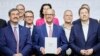 Kancelari i ardhshëm i Gjermanisë, Friedrich Merz (në mes) dhe partnerët e tij në koalicionin qeverisës, fotografohet pasi nënshkruan marrëveshjen për bashkëqeverisje, 5 maj.
