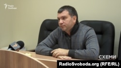 Сьогодні Національне антикорупційне бюро України повідомило про оголошення в розшук сімох осіб, підозрюваних у спробі захоплення державної влади. Серед них – голова Окружного адміністративного суду Києва Павло Вовк