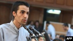 آرش رحمانى پور كه در دادگاه هاى پس از حوادث انتخابات رياست جمهورى به عضويت در انجمن پادشاهى ايران و محاربه متهم شده بود صبح پنج ‌شنبه، هشتم بهمن ‌ماه، اعدام شد.