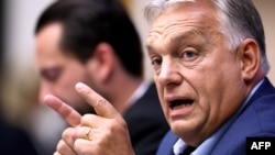 Actualul președinte al Consiliului Uniunii Europene, premierul maghiar Viktor Orban, are păreri foarte diferite de ale majorității țărilor membre în privința apărării Ucrainei contra agresiunii Rusiei. E singurul care l-a văzut pe Vladimir Putin de la începutul invaziei în 2022.