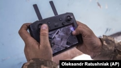 Ukrain esgeri dron ekranyndan nyşanalary synlaýar