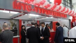 Стенд российской компании МТС на международной выставке в Ашхабаде, 9 сентября, 2009. 
