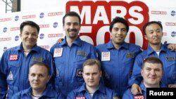 “Марс-500” экипажы (сулдан уңга): Алексей Ситев, Александр Смолиевский һәм хәстәр-әгъза Михаил Синельников (алгы рәт), Сухроб Камолов, Ромэйн Шарле, Диего Урбина һәм Ваң Юе (арткы рәт)