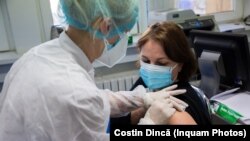 Periculoasa variantă Delta a devenit dominantă în Europa, așa cum va fi și în România în curând. Studiile atrag atenția asupra faptului că poate fi transmisă și de persoanele vaccinate care s-au infectat cu ea. 