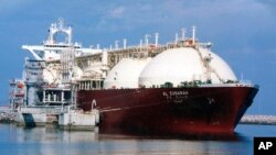 Жаратылыш газы жүктөлгөн кеме Катардын портунда.