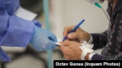 Medicii spun că pentru a ne proteja de virozele respitarorii ar trebui să purtăm mască, mai ales în zonele aglomerate. 