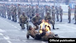 Armenia - Armenian army commandos demonstrate their skills at a military base in Yerevan, 22Nov2014. 