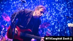 Mihály Tamás basszusgitáros az Omega megalakulásának 50. évfordulója alkalmából tartott turné koncertjén, Debrecenben, 2012. december 30-án.