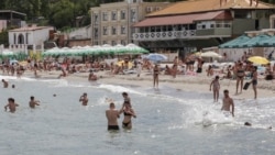 „Monaco ziua și Afganistanul noaptea”. Atacurile rusești nu îi alungă pe ucraineni de pe plajele din Odesa 