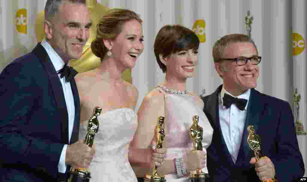 Daniel Day-Lewis, Jennifer Lawrence, Anne Hathaway i Christoph Waltz sa osvojenim Oscarima, Hollywood, 24. februar 2013. Foto: AFP / Joe Klamar 