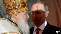 Президент Росії Володимир Путін (п) і патріарх Російської православної церкви Кирило, фото архівне