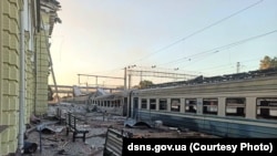 Фото последствий удара по Лозовой, которое опубликовали украинские спасатели