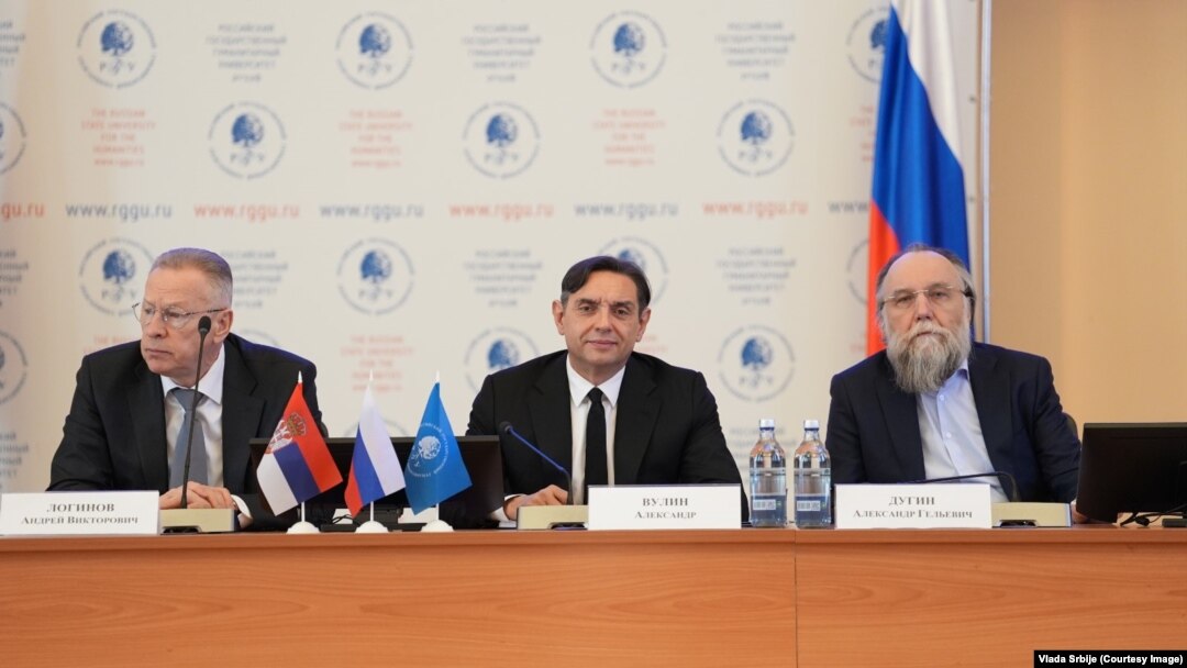 Potpredsednik Vlade Srbije Aleksandar Vulin (u sredini) na sastanku sa ideologom Kremlja Aleksandrom Duginom (desno) u Rusiji, 27. februar 2025.