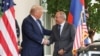Президент США Дональд Трамп вітає прем’єр-міністра Вірменії Ніколу Пашиняна біля Білого дому, 8 серпня 2025 року 