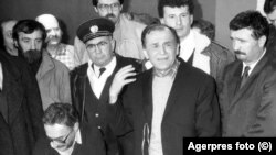 Potrivit rechizitoriului, gruparea condusă de Ion Iliescu a încercat să preia puterea în stat prin transmiterea de informații eronate și influențarea opiniei publice. Membrii politici și militari ai acesteia au dorit, de asemenea, să păstreze relații apropiate cu URSS.