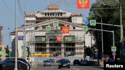 Emblema rusă peste o stradă centrală din Mariupol, oraș ucrainean cucerit de Rusia. 6 august 2025.