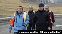 "Кумтөр Голддун" убактылуу тышкы башкаруучусу Тенгиз Бөлтүрүк жана президент Садыр Жапаров Кумтөр кенинде. 2021-жыл, 15-июнь.
