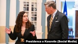 Predsednica Kosova, Vjosa Osmani, tokom sastanka sa zamenikom američkog državnog sekretara, Kristoferom Landauom, u Vašingtonu. Jul 2025. 