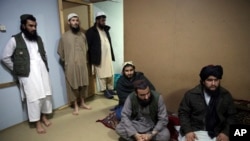 په پلچرخي زندان کې د اې پي خبري اژانس سره مرکې لپاره ناست طالب بنديان
