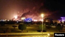 Дрондон коюлган чабуулдан кийин өрттөнүп жаткан мунай кени. Сауд Арабиясы. 