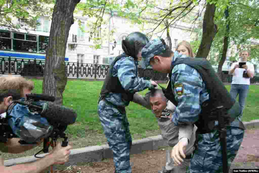 Инаугурация көнендә оппозициянең &quot;Ак шәһәр&quot; протест чарасына чыгучыларны тоткарлаулар