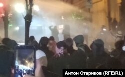 При температуре воздуха +3 градуса насквозь промокшие люди стоят под струями водометов. Грузия, декабрь 2024 года